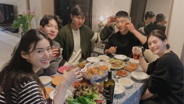 img-title Lee Min Ho & Kim Go Eun Reunian bareng Bintang 'The King: Eternal Monarch'