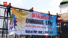 VIDEO: Buruh Demo Tuntut DPR Legislative Review UU Ciptaker