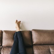 5 Manfaat Menaikkan Kaki ke Dinding Sebelum Tidur