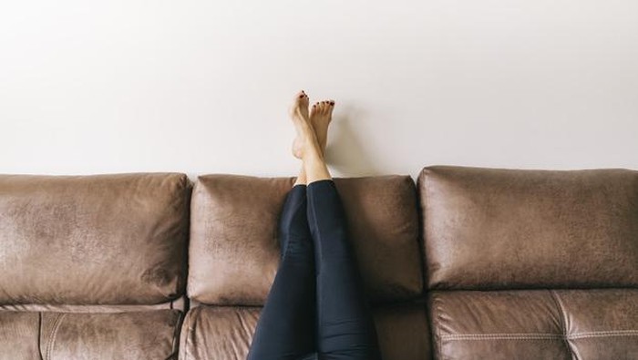 5 Manfaat Menaikkan Kaki ke Dinding Sebelum Tidur