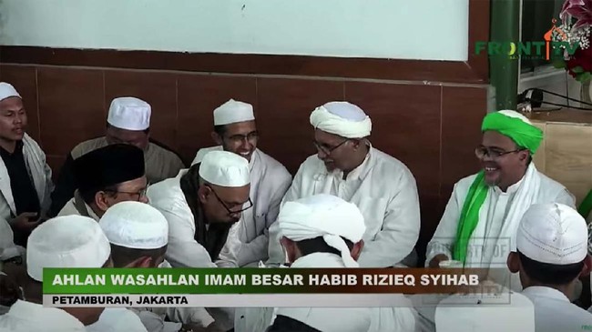 Imam Besar FPI Rizieq Shihab dan para simpatisan terlihat tak mengenakan masker saat orasi di markas Petamburan.