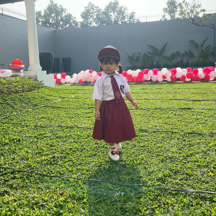 <p>Gimana nih, Bunda? Ansara cocok enggak pakai seragam SD? (Foto: Instagram @cacatengker)</p>