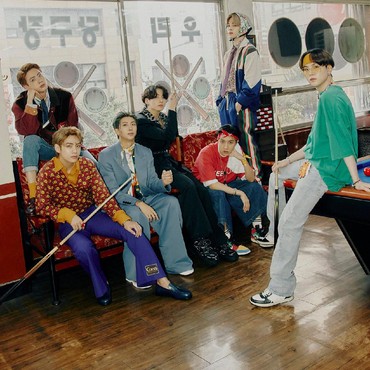 Bergaya Retro, Ini Foto Terbaru BTS untuk '2021 Season's Greetings'
