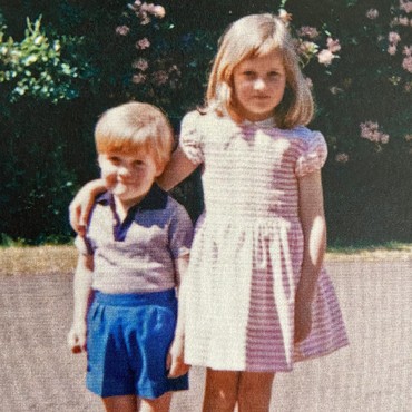 Foto Masa Kecil Charles Spencer & Putri Diana Tuai Pujian