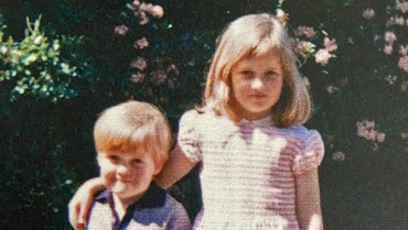 Foto Masa Kecil Charles Spencer & Putri Diana Tuai Pujian