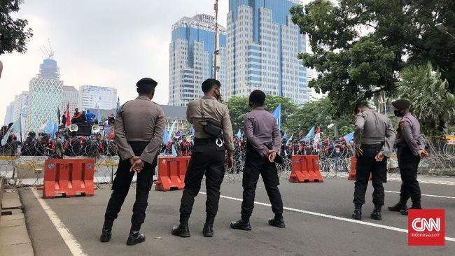 Demo mahasiswa di kawasan Patung Kuda, Jakarta Pusat, sempat ricuh. Tiga mahasiswa ditangkap, satu di antaranya dipukul polisi.