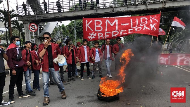 Di tengah demo menolak omnibus law, massa mahasiswa membakar ban di tengah jalan, tepatnya dekat Patung Kuda di Jalan Medan Merdeka Barat, Jakarta Pusat.