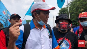 Massa Buruh Demo Tolak Omnibus Law Mulai Tiba di Monas