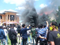 Kantor KPU Barru Didemo Pendukung 2 Paslon Bupati, Pendemo Bakar Ban