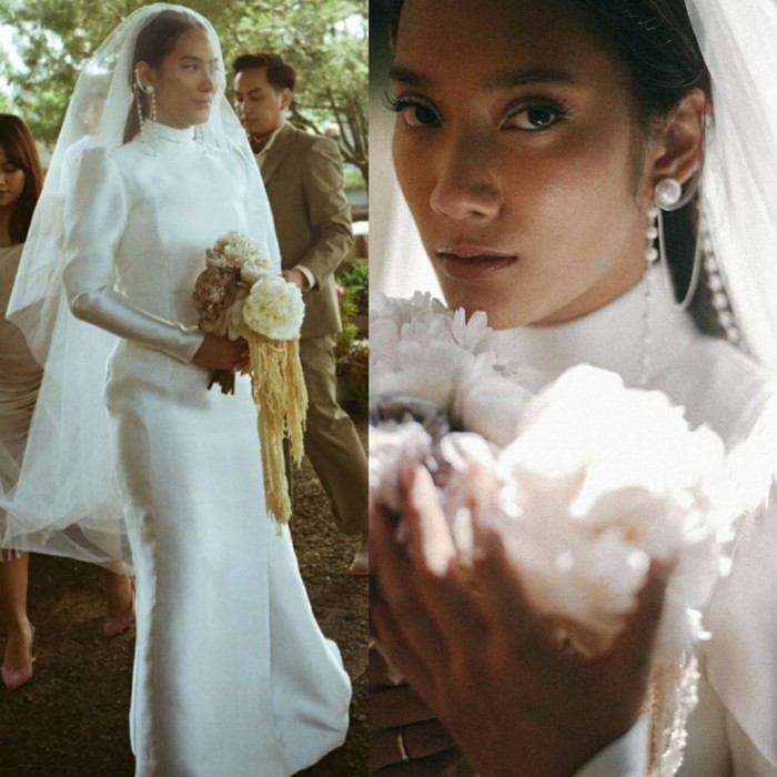 Pemain film Tara Basro tampil secara mempesona di hari pernikahannya bersama Daniel Adnan pada 17 Juni 2020. Tara Basro memilih untuk menjahit gaun pengantinnya dengan desain yang timeless, simple, dan fit di badan dengan model lengan atas mengembang. Ia memilih bahan lanvin scuba yang polos tapi tetap memukau. Tampilannya semakin cantik dengan aksesori anting mutiara yang menjuntai. (Pernikahan Tara Basro/Foto: Instagram/tarabasro)