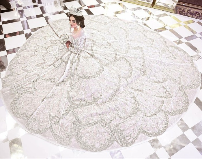 Pada pesta pernikahan megah nan meriah yang fenomenal tahun 2018 itu, beauty vlogger Tasya Farasya tampak anggun dan mewah bak putri kerajaan dalam balutan ball gown putih karya Tex Saverio, desainer asal Indonesia yang sudah mendunia. Gaun seberat 50 kg ini mempunyai detail indah dengan perpaduan mutiara dan motif sayap kupu-kupu. Tak lupa ia juga mengenakan anting bandul mewah serta tiara besar di kepala. (Pernikahan Tasya Farasya/Foto: Instagram/tasyafarasya)