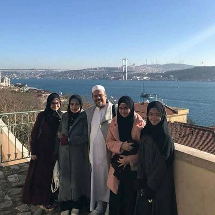 <p>Tak seperti kakak sulungnya, Rufaidah Shihab, yang kerap tampil di publik untuk mengisi dakwah. Najwa memilih tampil lewat foto keluarga. (Foto: Twitter)</p>