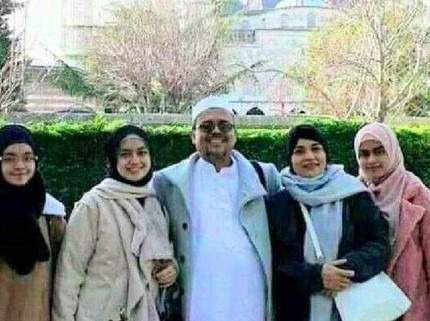Putri Habib Rizieq Dikabarkan Nikah Malam Ini, Seperti Apa Calon Suaminya?