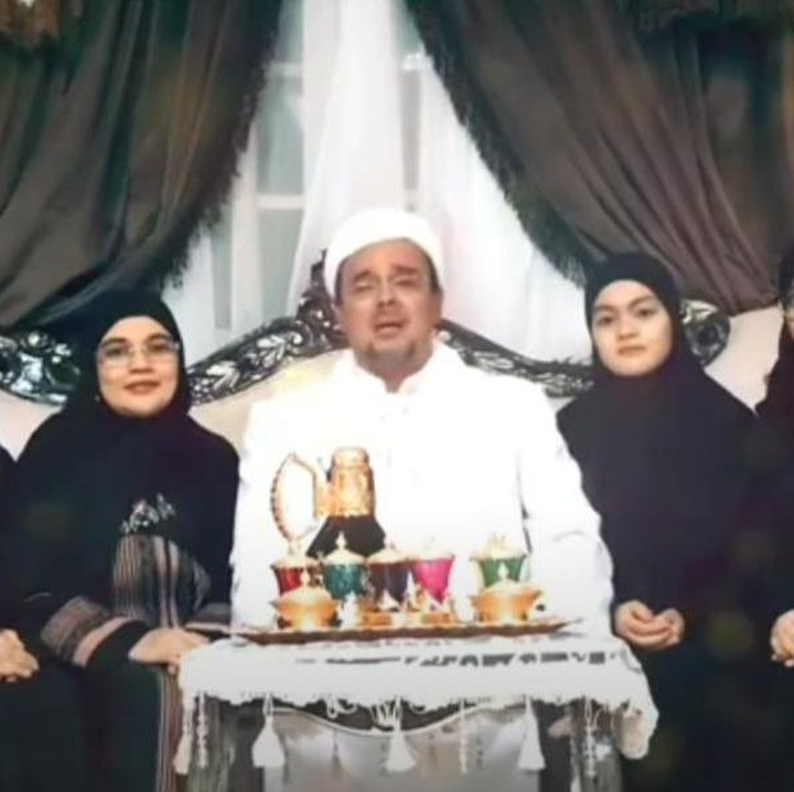 <p>Habib Rizieq datang ke Jakarta hari ini, 10 November 2020. Kedatangannya ke Tanah Air untuk menggelar beberapa acara termasuk pernikahan putri keempatnya, Syarifah Najwa Shihab. (Foto: YouTube)</p>