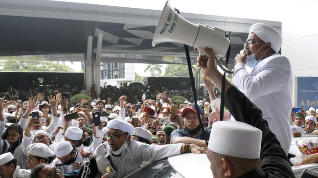 TNI Angkatan Udara melepaskan salah satu anggotanya yang sempat ditahan karena mengunggah video bernyanyi untuk menyambut kepulangan Rizieq Shihab.