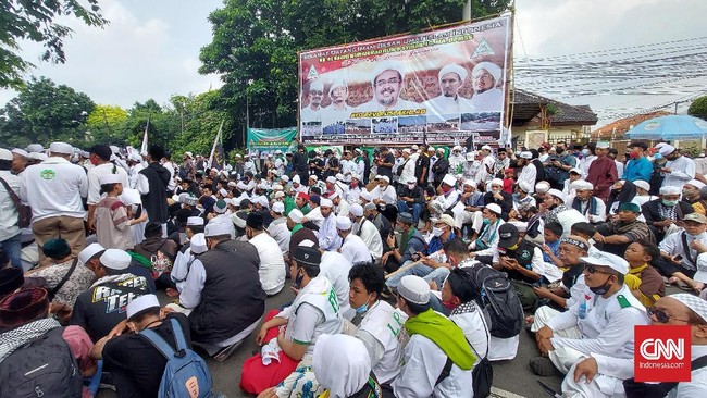 Salah satu orator di dekat kediaman Rizieq Shihab di Petamburan meminta massa mematuhi protokol kesehatan.