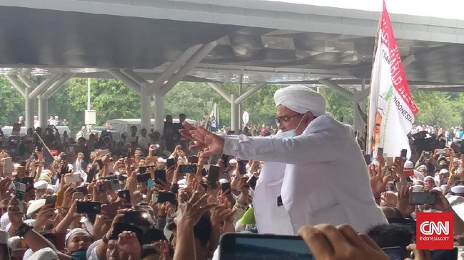 Massa langsung memekikkan takbir dan melantunkan salawat saat Rizieq Shihab baru keluar dari pintu pesawat yang ditumpanginya dari Arab Saudi.