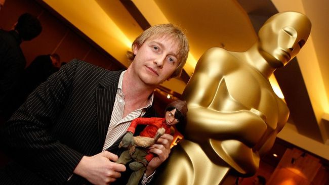 Pria tak dikenal menyamar menjadi sutradara pemenang Oscar, Hugh Welchman, yang menawarkan pekerjaan bagi sejumlah aktris dan berujung pada pelecehan seksual.