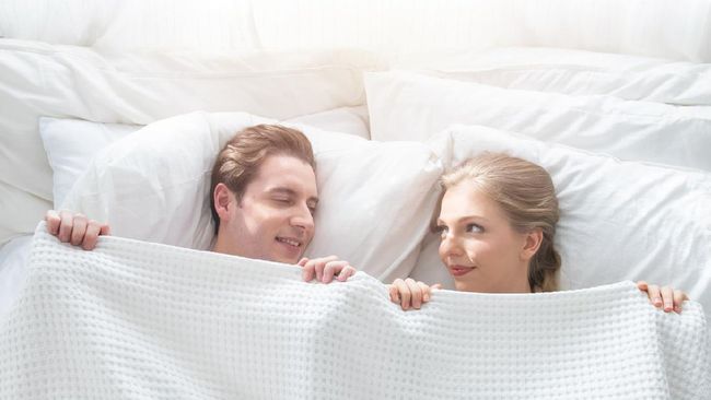 Pasangan suami istri perlu tahu waktu yang tepat untuk bercinta. Pasalnya, melakukan hubungan seks saat haid juga memiliki risiko berbahaya bagi kesehatan.