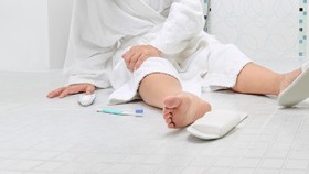 Waspadai Penyebab Jatuh di Kamar Mandi yang Bisa Berakibat Fatal