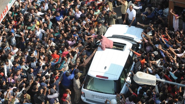 Sunroof berguna sebagai akses matahari dan udara ke kabin mobil, sangat tidak disarankan mengeluarkan tubuh melalui komponen ini.