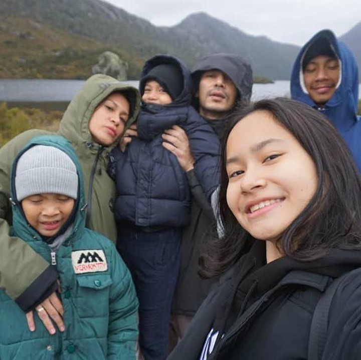 <p>Keluarga yang sering liburan dan jalan-jalan bareng ini jarang mendapat gosip miring, lho. Kita doakan semoga kebahagiaan dan kesehatan selalu mengiringi langkah mereka ya, Bunda. (Foto: Instagram @inong_ayu)</p>