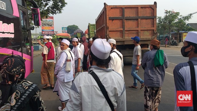 Rizieq Shihab dalam perjalanan pesawat dan bersiap mendarat di terminal 3 Soekarno-Hatta, lautan orang pendukung dan simpatisan FPI bersiap menyambut.