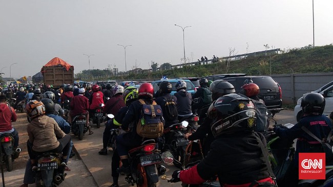 Sejumlah warga calon penumpang pesawat terpaksa jalan kaki menuju Bandara Internasional Soekarno-Hatta lantaran kendaraan di sepanjang tol tak bergerak.