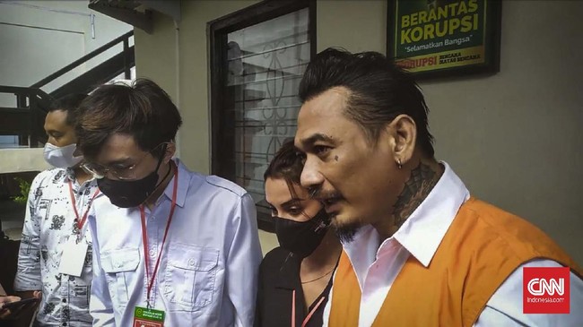 Polisi menyebut Jerinx akan tiba di Jakarta untuk menjalani pemeriksaan sebagai tersangka dalam kasus dugaan pengancaman, sore ini.