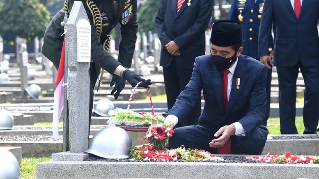 Hari Pahlawan, Joko Widodo menabur bunga di sejumlah makam pahlawan di Taman Makam Pahlawan (TMP) Kalibata, Jakarta.