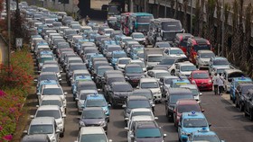 Lalu Lintas Arah Bandara Soetta Macet Panjang Imbas Kecelakaan Truk