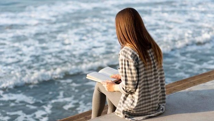 Kurangi Main Smartphone! Simak 5 Langkah Untuk Mulai Membiasakan Diri Membaca