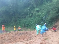 Tiga Titik Longsor Tutup Jalan Provinsi di Cianjur