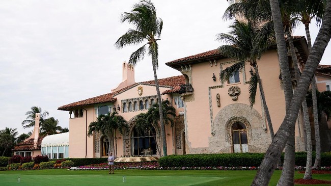 Resor mewah Mar-a-Lago di Palm Beach, Florida, AS, milik Donald Trump ditutup sebagian setelah sejumlah pegawai positif corona.