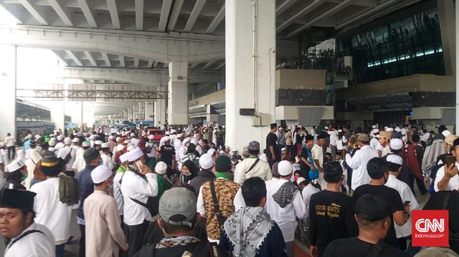 Epidemiolog: Waspada Lonjakan Covid Saat Rizieq di Bandara Jumlah testing di daerah yang tidak merata tetap akan jadi hambatan memprediksi lonjakan kasus akibat kerumunan para simpatisan Rizieq.