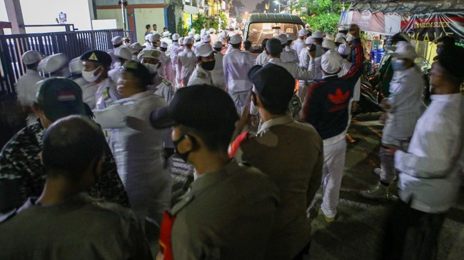 FPI menyebut sejumlah aksi penolakan kedatangan Rizieq Shihab yang mencuat di beberapa daerah juga menimbulkan kerumunan, bahkan pelanggaran hukum.