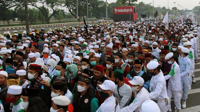Ribuan orang memadati Bandara Soekarno Hatta hingga markas FPI di Petamburan, social distancing diabaikan demi menyambut Imam Besar Rizieq Shihab.