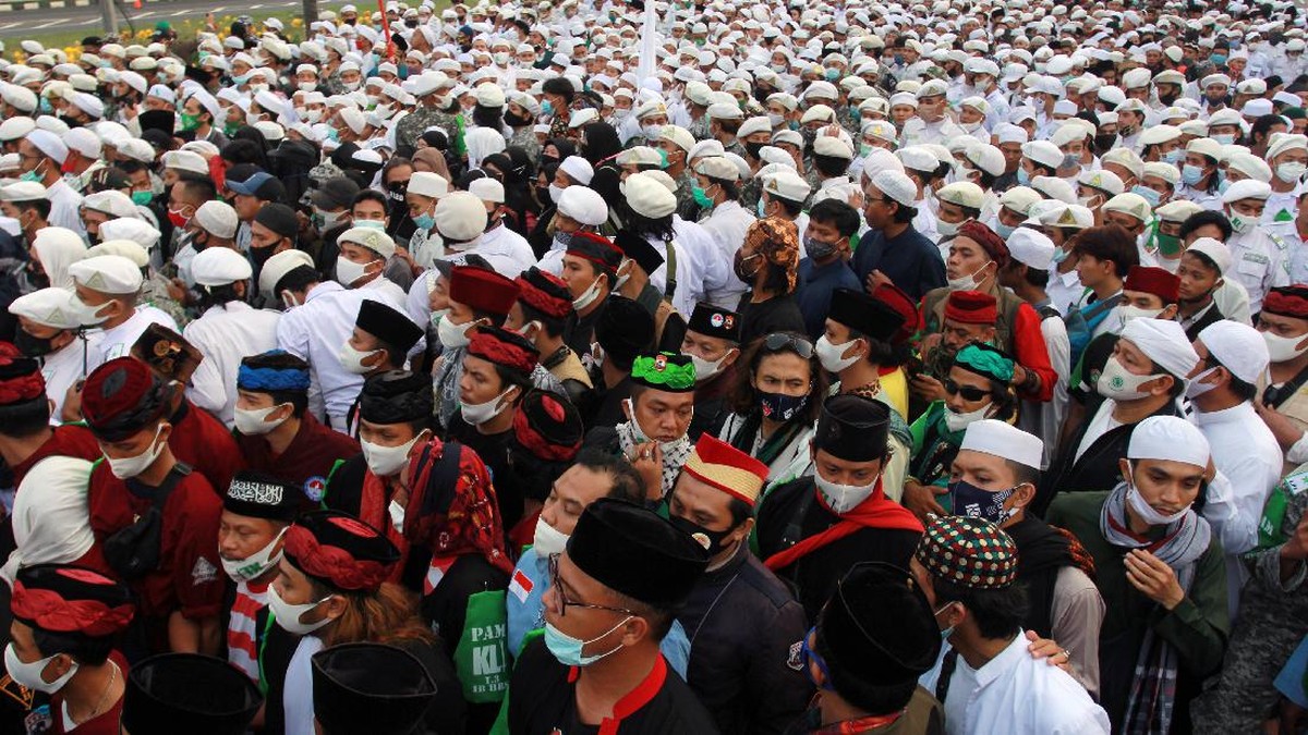 FOTO: Gairah Massa Menyambut Kedatangan Rizieq Shihab
