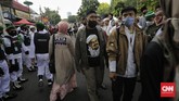 FOTO: Gairah Massa Menyambut Kedatangan Rizieq Shihab Massa yang berjalan kaki di jalan tol menuju Bandara Soetta, menggemakan takbir dan selawat menyambut kepulangan Rizieq Shihab hari ini.