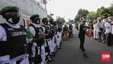 FOTO: Gairah Massa Menyambut Kedatangan Rizieq Shihab Massa yang berjalan kaki di jalan tol menuju Bandara Soetta, menggemakan takbir dan selawat menyambut kepulangan Rizieq Shihab hari ini.