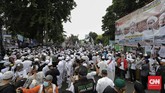 FOTO: Gairah Massa Menyambut Kedatangan Rizieq Shihab Massa yang berjalan kaki di jalan tol menuju Bandara Soetta, menggemakan takbir dan selawat menyambut kepulangan Rizieq Shihab hari ini.