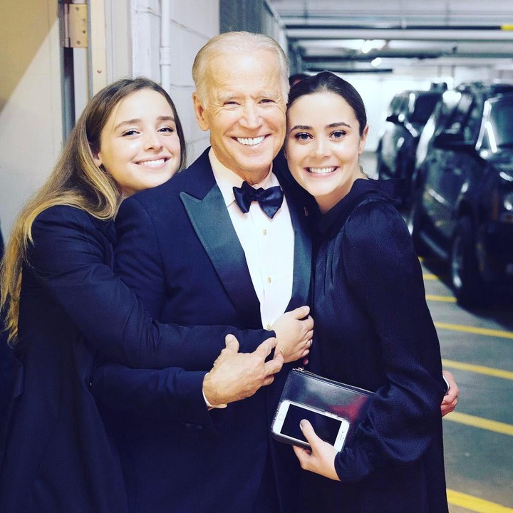 <p>Naomi juga kerap mengunggah potret bersama Joe Biden, Bunda. Salah satunya foto bersama saudara perempuannya, Finnegen Biden. (Foto: Instagram @naomibiden)</p>