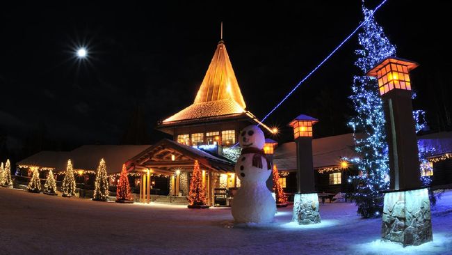 Via video streaming dari rumahnya di Rovaniemi, Lapland Finlandia, Sinterklas menyapa penduduk dunia dan meresmikan dimulainya musim Natal.