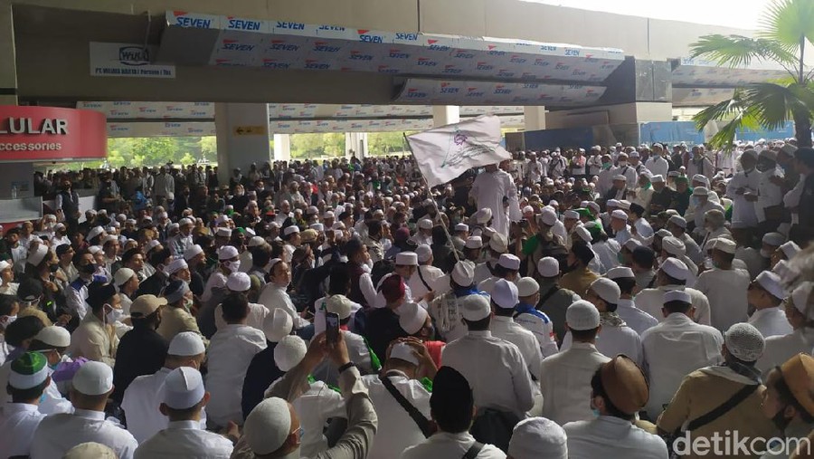 Pendukung Habib Rizieq di Terminal 3 Bandara Soekarno Hatta