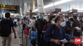Antrean Rapid Test Antigen Mengular di Terminal 2 Soetta