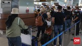 FOTO: Penumpang Pesawat Terimbas Kepulangan Rizieq di Soetta Sejumlah calon penumpang pesawat di Bandara Soetta terdampak kemacetan akibat kerumunan masa penjemput kepulangan Rizieq Shihab.