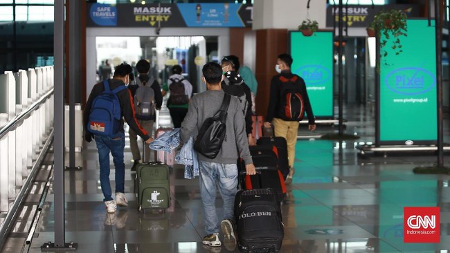 Menko Perekonomian Airlangga Hartarto mengungkap kasus covid-19 di 5 provinsi yang menerapkan PPKM mikro melonjak imbas kedatangan TKI.