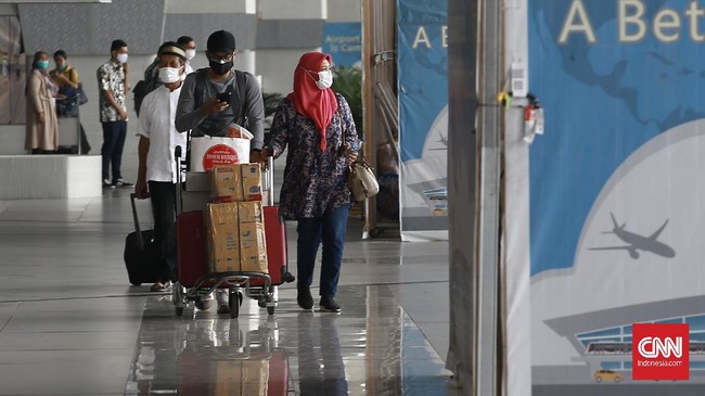Gubernur Sulawesi Selatan Andi Sudirman Sulaiman menyebut bakal segera memperketat pintu masuk di pelabuhan dan bandara untuk mengendalikan lonjakan Covid-19.