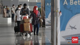 FOTO: Penumpang Pesawat Terimbas Kepulangan Rizieq di Soetta