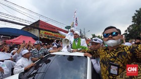 Rizieq Tiba di Petamburan, Massa Pekik Takbir dan Berselawat